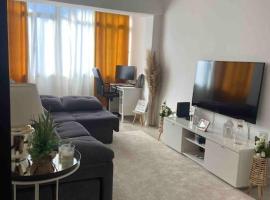 An elegant & cozy apartment, hotel in Amadora