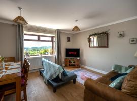 Charming 2-Bed Home in Neath, apartment in Skewen