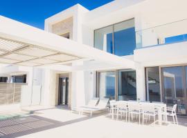 Starlight Villa Guro - 4bd, 4ba, 4min To Beach, hotel u gradu Ádhele