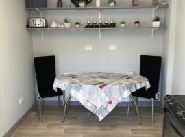Junes cosy apartment, hotel v destinaci Mayo