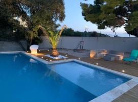 Villa avec piscine à débordement - vue exceptionnelle du Mont Ventoux - Saint saturnin les Avignon, hotel in Saint-Saturnin-lès-Avignon