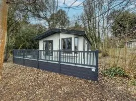 Beautiful Lodge With Decking At Azure Seas In Suffolk, Sleeps 6 Ref 32217og