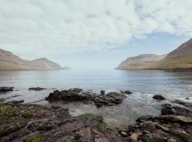 Serenity by the Sea / 3-BR House / Sea View, vil·la a Syðrugøta