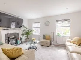 Stylish 3-Bed House in Langley, Driveway Parking!