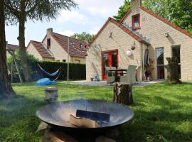 7 person House with swing, firepit, hammock, garden, swimming lake, child friendly, in- and outside playground, and great coffee, Hotel in Ewijk