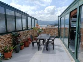 Piso con terraza en las Rías Altas, ваканционно жилище в Санта Марта де Ортигейра