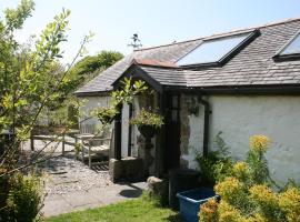 Cosy barn on rural smallholding with alpacas, goats & pigs, hotel i Stithians