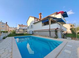 Casa Antonio with swimming pool, hotel in Novigrad Istria