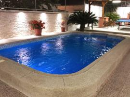 Casa en Ballenita: Piscina, Vóley, BBQ y Mar Cerca, hotel u gradu Ballenita