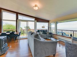 McKinleyville Getaway with Hot Tub and Ocean Views!, hotel in McKinleyville