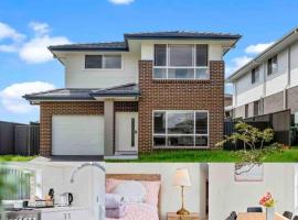 Brand new fancy house in the heart of Leppington โรงแรมที่มีที่จอดรถในHorningsea Park