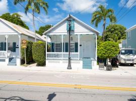 Just steps to Duval- Sleeps 10- Heated Pool House, villa in Key West