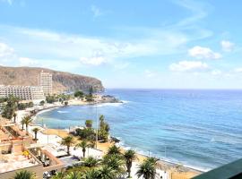 STUNNING HOLIDAYS, Large Terrace On The Sea, hotel sa bazenima u gradu El Guincho