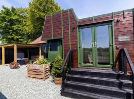 The Shire Luxury Converted Horse Lorry with private hot tub Cyfie Farm, villa in Llanfyllin