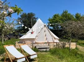 Bowhayes Farm - Camping and Glamping, хотел в Venn Ottery