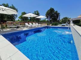 Apartments Lea with pool, family hotel in Malinska