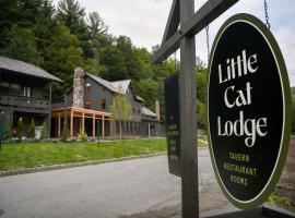 Little Cat Lodge: Hillsdale şehrinde bir otoparklı otel