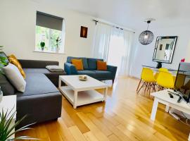 Amazing Location - City of London- 2 Bedroom Stunning Canal View House With Private Garden,Parking & Balcony, Hotel in der Nähe von: Limehouse, London