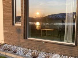 Beautiful view, perfect place to see northern lights!, hotel s parkiriščem v mestu Tromsø