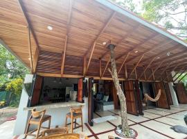 Private NEW beach house with garden, alojamento para férias em Cabuya