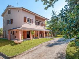 Beautiful Home In Ponzano Di Fermo With Jacuzzi, Wifi And 4 Bedrooms, hotel u gradu Grottazzolina