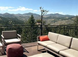Amazing Views in Modern Mountain Getaway- close to Denver, Colorado, hotel i Golden