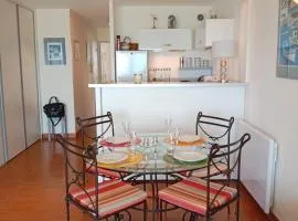 T2 Moderne Vue Mer, 3 Étoiles, Parking Privé, Proche Plage - FR-1-696-40
