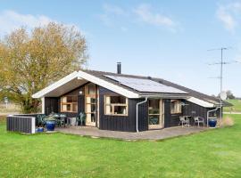 Gorgeous Home In Askeby With Sauna, počitniška hiška v mestu Askeby