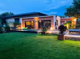 la villa du Lys Toulouse Occitanie Piscine & golf, Hotel in Seilh