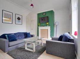 Modern and Spacious 3-Bedroom House - Free Parking, Fast Wi-Fi, Ideal for up to 7 Guests, hotell i Houghton le Spring