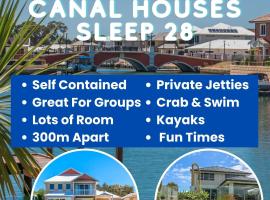 2 Luxury Canal Holiday Homes - Sleep 28，曼杜拉的飯店