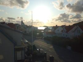 West coast villa with sea view, cheap hotel in Skärhamn