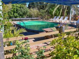 YalaRent Valley view Boutique cottages with Pool, casă de vacanță din Merẖavya