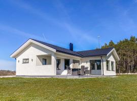 3 Bedroom Cozy Home In Gotlands Tofta, hotel in Tofta