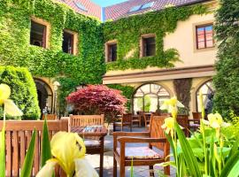 Hotel Octarna - Free parking, hotel di Kromeriz