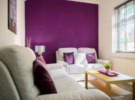 Purple Blossom, cosy 2 bed apartment, near Didsbury, free parking