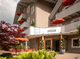 Sankt Johann Spa Suites & Apartments, hotel amb piscina a Prato allo Stelvio