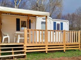 Mobil home au bord du lac, campsite in Nages