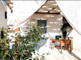 Naxos Mountain Retreat - Tiny House Build on Rock, hotel en Kóronos