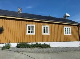Moderne tømmerhus på idylliske Ballstad i Lofoten
