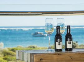 Oceans View - Luxury Apartment with ocean views, lyxhotell i Lancelin
