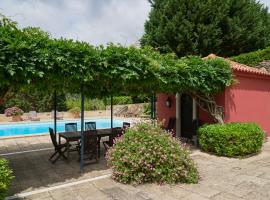 Luxury Farmhouse with Swimming Pool, By TimeCooler, feriehus i Sobral de Monte Agraço