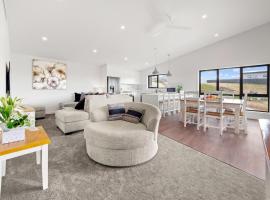 Luxury 5 Bedroom Home - Sentinel Chalet - Snowy Mountains - Jindabyne, vacation home in Jindabyne