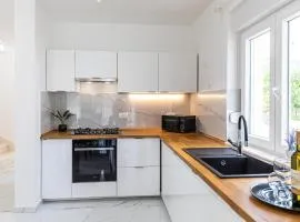Stunning Home In Primorski Dolac