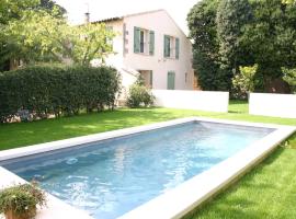Gîtes charme avec piscine Arles - Camargue - Alpilles，阿爾勒的有停車位的飯店