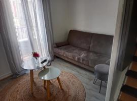 maison cosy: Le Soler şehrinde bir otoparklı otel