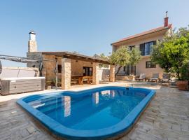 Beautiful Home In Betina With 4 Bedrooms, Wifi And Outdoor Swimming Pool, hôtel à Betina