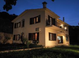 Sonia Rustic Mansion - 5bd 30 Sec Walk To Beach, hotell i Áji Apóstoli
