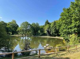 Domaine de 6 hectares avec 2 étangs que pour vous, hotel en Nontron