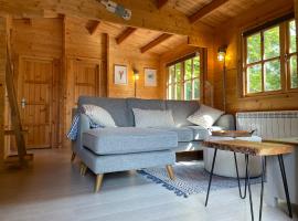 O Dan Y Coed Swedish Log Cabin with New 2024 Wood Fired Hot Tub, hotel in Chwilog